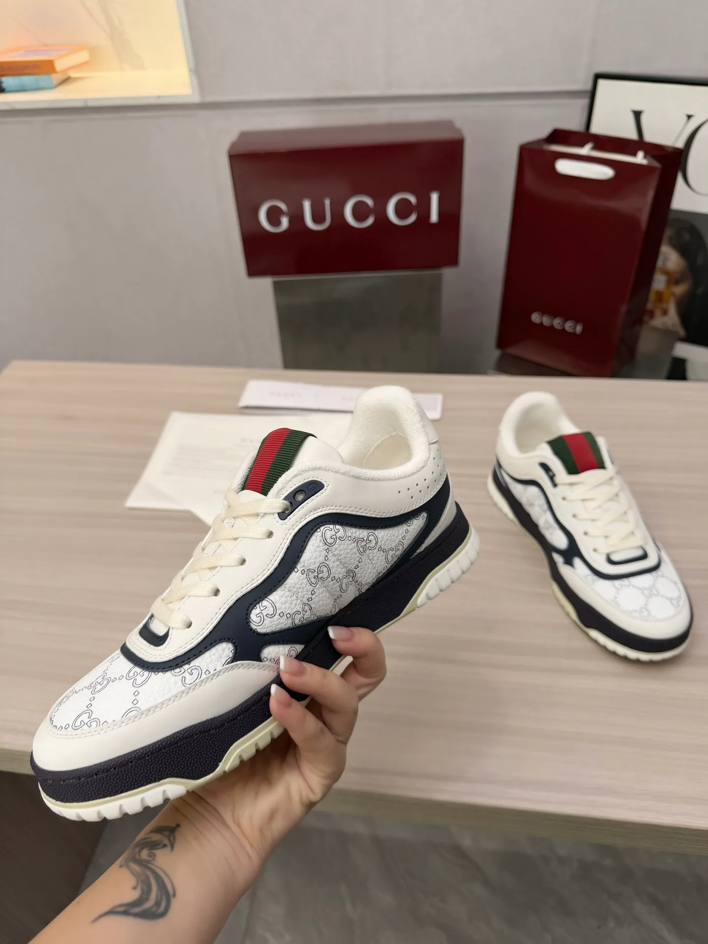 [G Home] P: 600💰 Couple size: Female 35-40. Male 39-44 (45 custom-made) 🆕2025.GUCC Gucci original order quality The latest popular high and low top aged couple sneakers series shipped original purchase development and production, this high and low top sneakers adopt a basketball-style silhouette design, cleverly integrated with hollow panels and distressed effects, showing unique ingenuity. The ingenuity incorporates brand logo details such as interlocking Double G styling accessories and Gucci lettering, a low-key tribute to the brand's design heritage. Exquisite packaging at the delivery counter 🛍📦 ▪️ Fabric: Original customized imported first-layer cowhide ▪️ Inner lining: Imported first-layer cowhide ▪️ Sole: Original molded two-color TPU sole ▪️ Sole thickness: 3cm